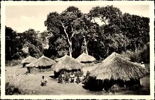 Ak Bujumbura Usumbura Burundi, Hütten auf der Lichtung