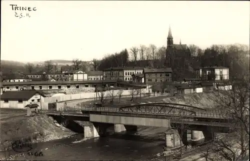 Ak Třinec Trzynietz Mährisch Schlesien, Gesamtansicht, Brücke