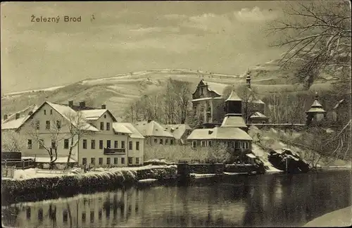 Ak Železný Brod Eisenbrod Region Reichenberg, Gesamtansicht, Fluss, Winter