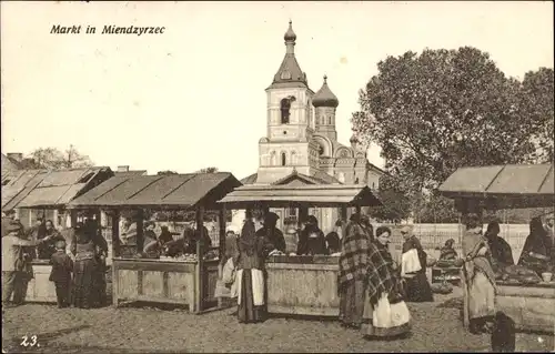 Ak Miedzyrzecz Polen, Marktplatz vor der Kirche, Frauen