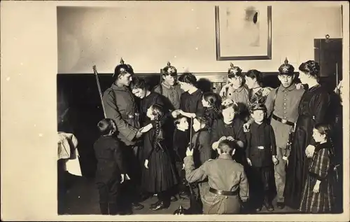 Foto Ak Deutsche Soldaten in Uniform mit Familie, 1. WK