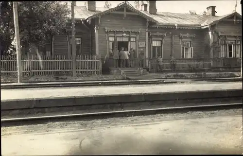 Foto Ak Östlicher Kriegsschauplatz, Bahnhof, Gleise, deutsche Soldaten