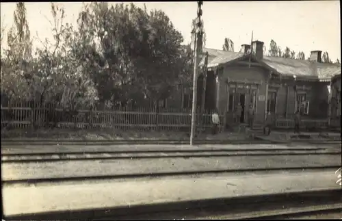 Foto Ak Östlicher Kriegsschauplatz, Bahnhof, Gleise, deutsche Soldaten