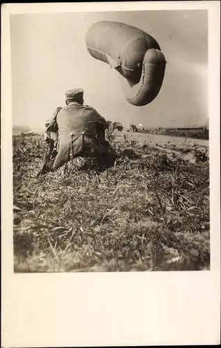 Foto Ak deutscher Soldat in Uniform, Fesselballon