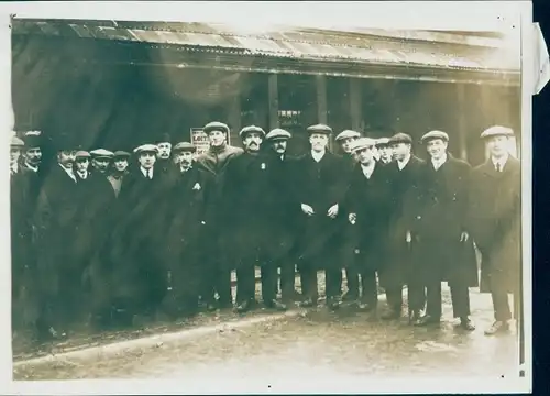 Foto Eisenbahnstreik in Südwales, streikende Mechaniker und Fahrer, 1913