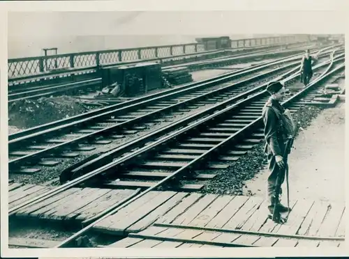 Foto England, Soldat bewacht die Eisenbahnschienen