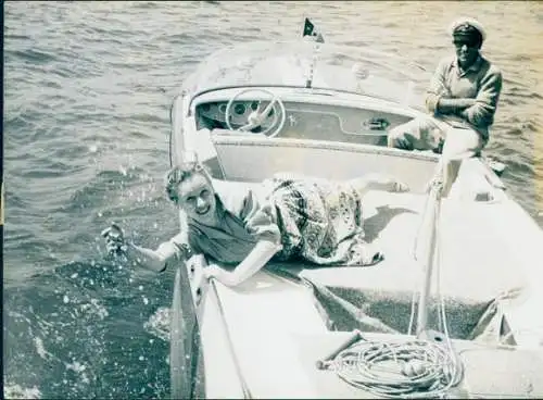 Foto Cannes Alpes Maritimes, Schauspielerin Ia Sawina, Motorboot, 1960