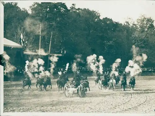 Foto Fontainebleau Seine et Marne, König von Spanien Alfons XIII., Reiter, Artilleristen, 1913