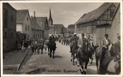 Foto Ak Rudersdorf Sömmerda in Thüringen, Kranzreiten 1951