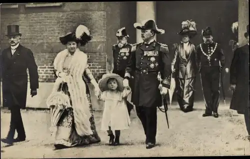 Foto Ak Prinzessin Juliana der Niederlande als Kleinkind, Wilhelmina, Heinrich zu Mecklenburg