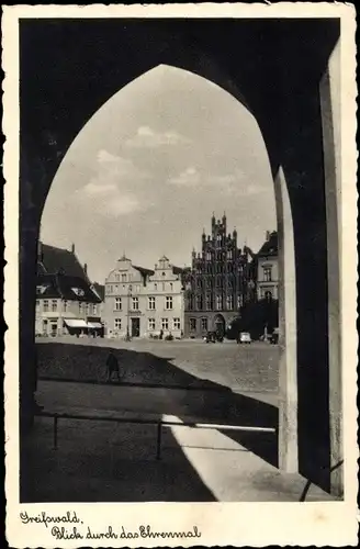 Ak Hansestadt Greifswald, Blick durch das Ehrenmal