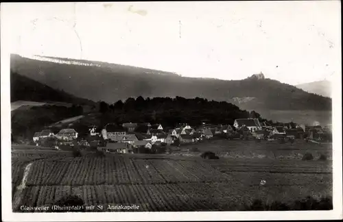 Ak Gleisweiler im Kreis Südliche Weinstraße, Blick auf den Ort mit Umgebung und St. Annakapelle