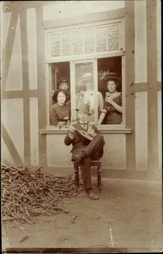 Foto Ak Lüdenscheid im Märkischen Kreis, Gruppe am Fenster, Fachwerkhaus, junger Mann mit Laute