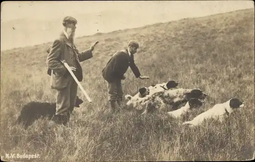 Ak Jagd, Jäger, Angriffsbereite Hund, Wiese