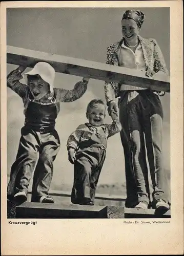 Ak Kreuzvergnügt, Frau mit zwei kleinen Kindern
