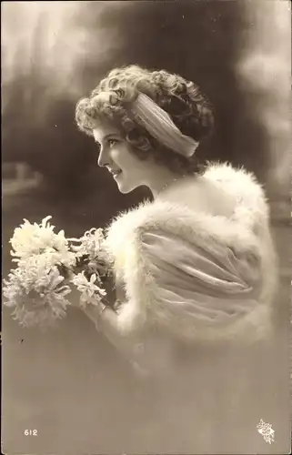 Ak Portrait einer Frau mit Blumenstrauß