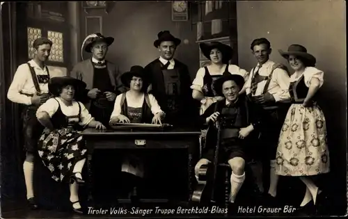 Ak Innsbruck in Tirol, Hotel Grauer Bär, Tiroler Volkssänger Truppe Berchtold Blaas