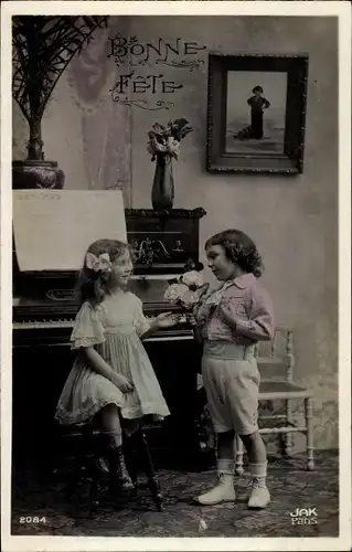 Ak Glückwunsch Geburtstag, Junge mit Blumenstrauß, Mädchen am Klavier