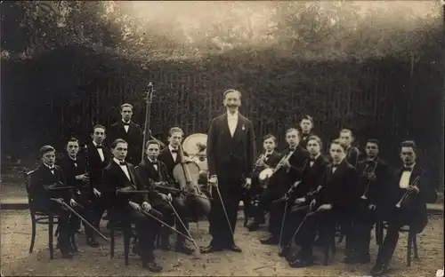 Foto Ak Orchester mit Musikinstrumenten, Dirigent