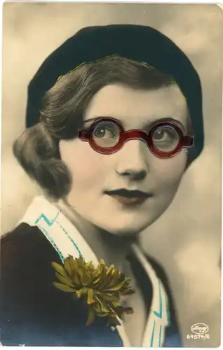 Stoff Ak Frau mit Plastikbrille, Portrait, Mütze, Blume