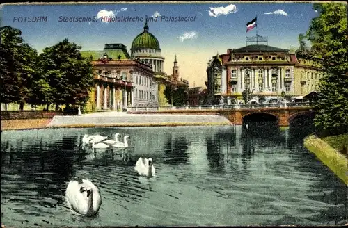 Ak Potsdam in Brandenburg, Stadtschloß, Nikolaikirche und Palasthotel, Schwäne im Wasser