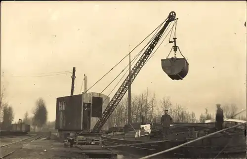 Foto Ak Baustelle, Deutsche Soldaten, Kran, Bahnschienen