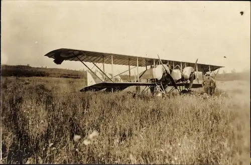 Foto Ak Flugzeug mit zwei Propellern, Soldaten