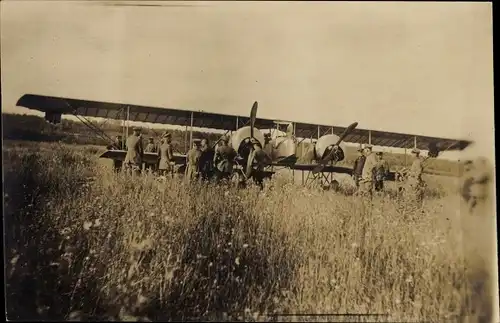 Foto Ak Flugzeug mit zwei Propellern, Soldaten