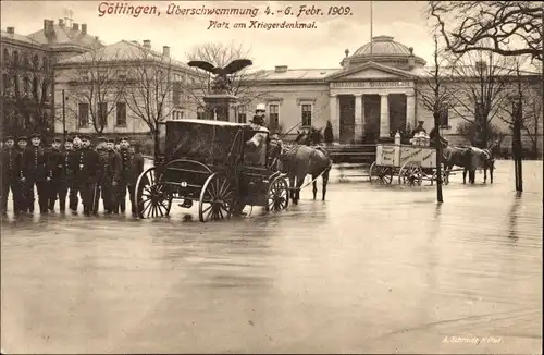 Ak Göttingen in Niedersachsen, Überschwemmung vom 4-6. Februar 1909, Platz, Kriegerdenkmal, Kutsche