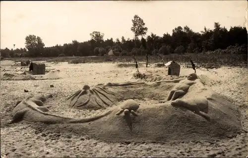 Foto Ak Strand, Mensch-Figur aus Sand, Strandleben, Strandkorb