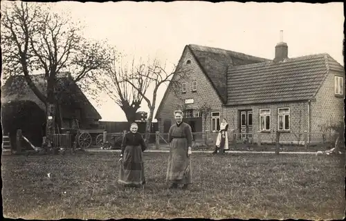 Foto Ak Uetersen in Holstein, Wohnhaus, Hausbewohner, Bauernhof