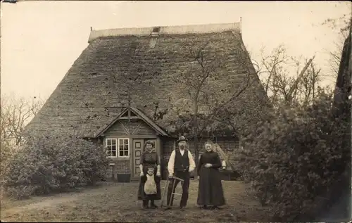 Foto Ak Uetersen in Holstein, Wohnhaus, Hausbewohner, Familienbild