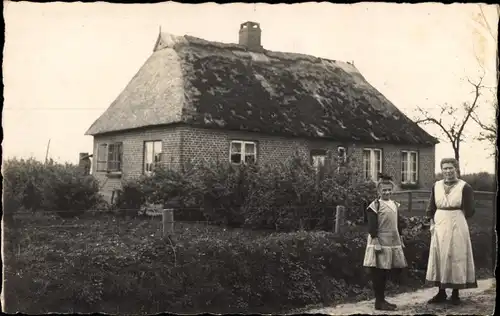 Foto Ak Uetersen in Holstein, Wohnhaus, Frau mit Kind