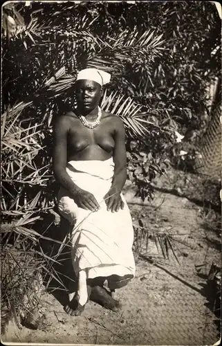 Foto Ak Barbusige Afrikanerin, Portrait, Halskette