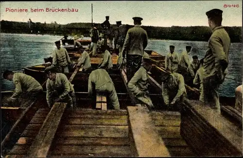 Ak Deutsche Soldaten in Uniformen, Pioniere beim Brückenbau, I WK