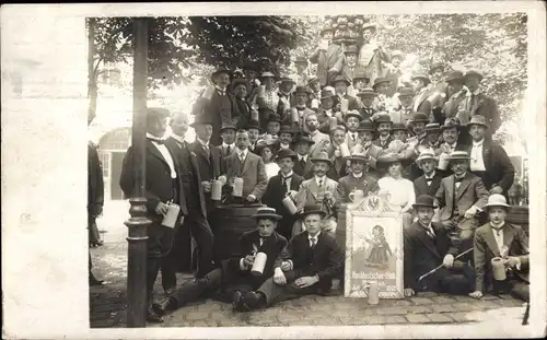 Foto Ak München Bayern, Gruppenaufnahme von Männern und Frauen mit Bierkrügen