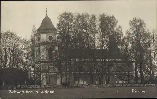 Foto Ak Kurland Lettland, Schwefelbad, Evangelische Kirche
