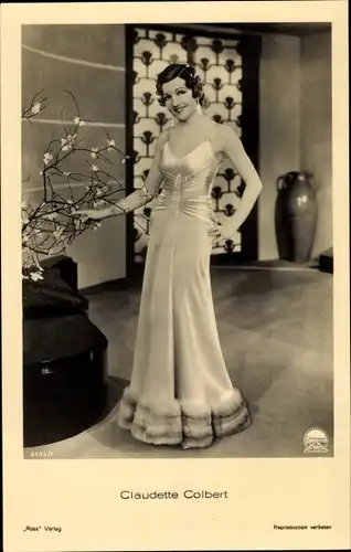 Ak Schauspielerin Claudette Colbert, Portrait im Kleid