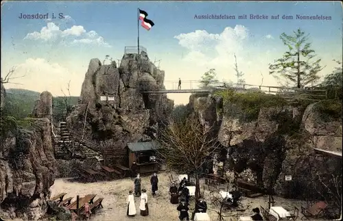 Ak Jonsdorf in Sachsen, Aussichtsfelsen mit Brücke auf dem Nonnenfelsen, Fahne