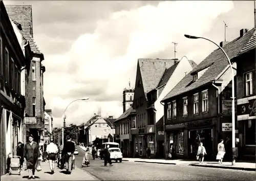 Ak Neustrelitz in Mecklenburg, Strelitzer Straße, Geschäfte, Passanten