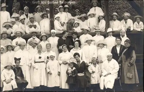 Foto Ak Bad Salzungen in Thüringen, Gruppenbild am Gradierwerk