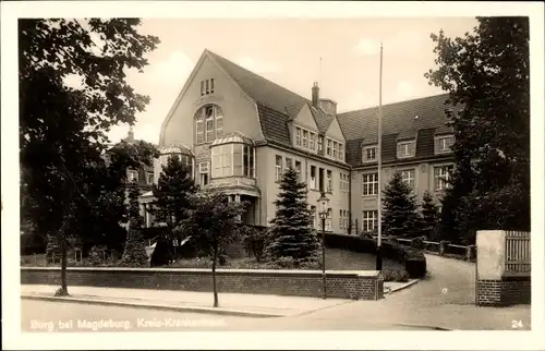 Ak Burg bei Magdeburg, Kreiskrankenhaus, Auffahrt zum Gebäude