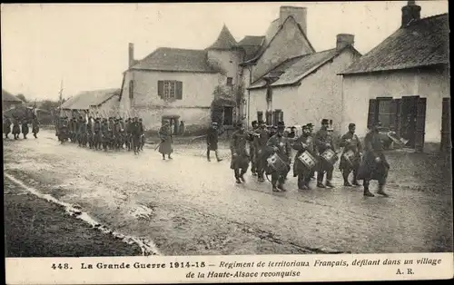 AK-Regiment französischer Territorien, paradiert in einem Dorf im zurückeroberten Oberelsass, I WK