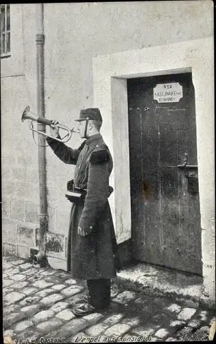 Ak Französischer Soldat mit Trompete in der Kaserne