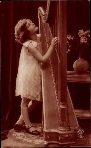 Ak Junges Mädchen spielt auf einer Harfe, Noyer Verlag 4505