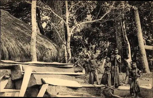 Ak Mission Francaise du St. Esprit, Im Wald gesägte Baumstämme