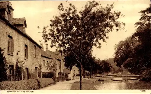 Ak Bourton on the Water Gloucestershire England, Blick auf die Straße, kleine Brücke
