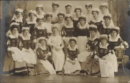 Foto Ak Vaals Limburg Niederlande, Frauen in Trachten, Gruppenbild