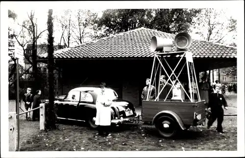 Foto Auto mit Lautsprecher auf einem Anhänger