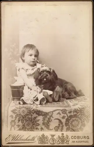 Kabinett Foto Coburg in Oberfranken, Kleinkind mit Hund, Pekingese, Portrait